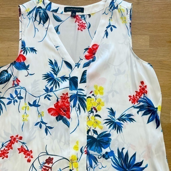 💙BANANA REPUBLIC SLEEVELESS SILK TOP - Picture 1 of 5